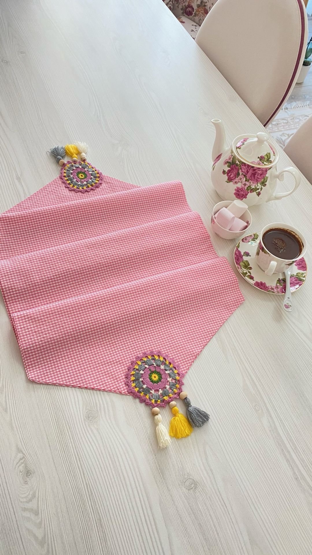 Pembe Beyaz Pöti Kare Desenli Motifli ve Püsküllü Runner